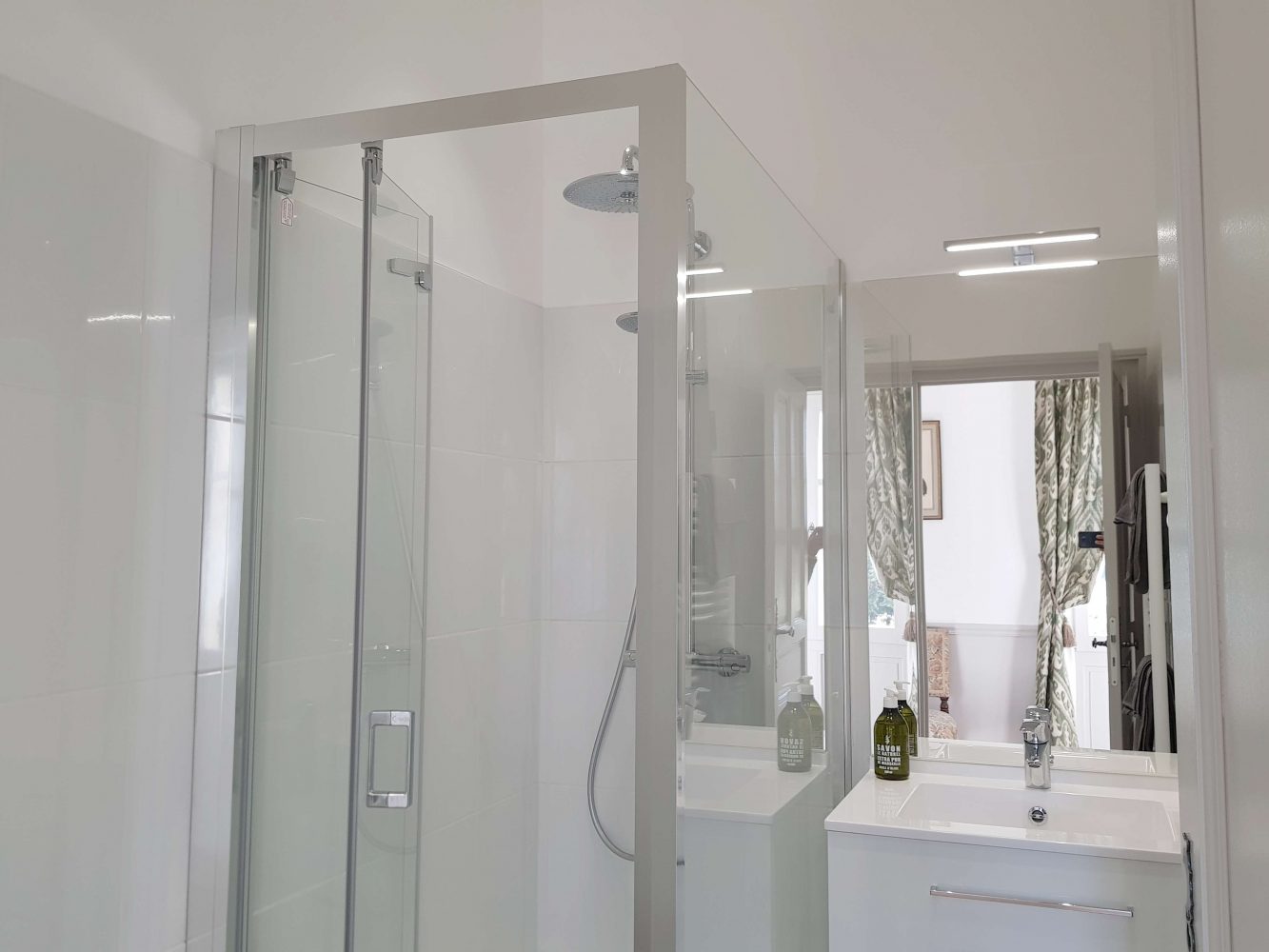 Salle de douche, appartement au château de Salvert