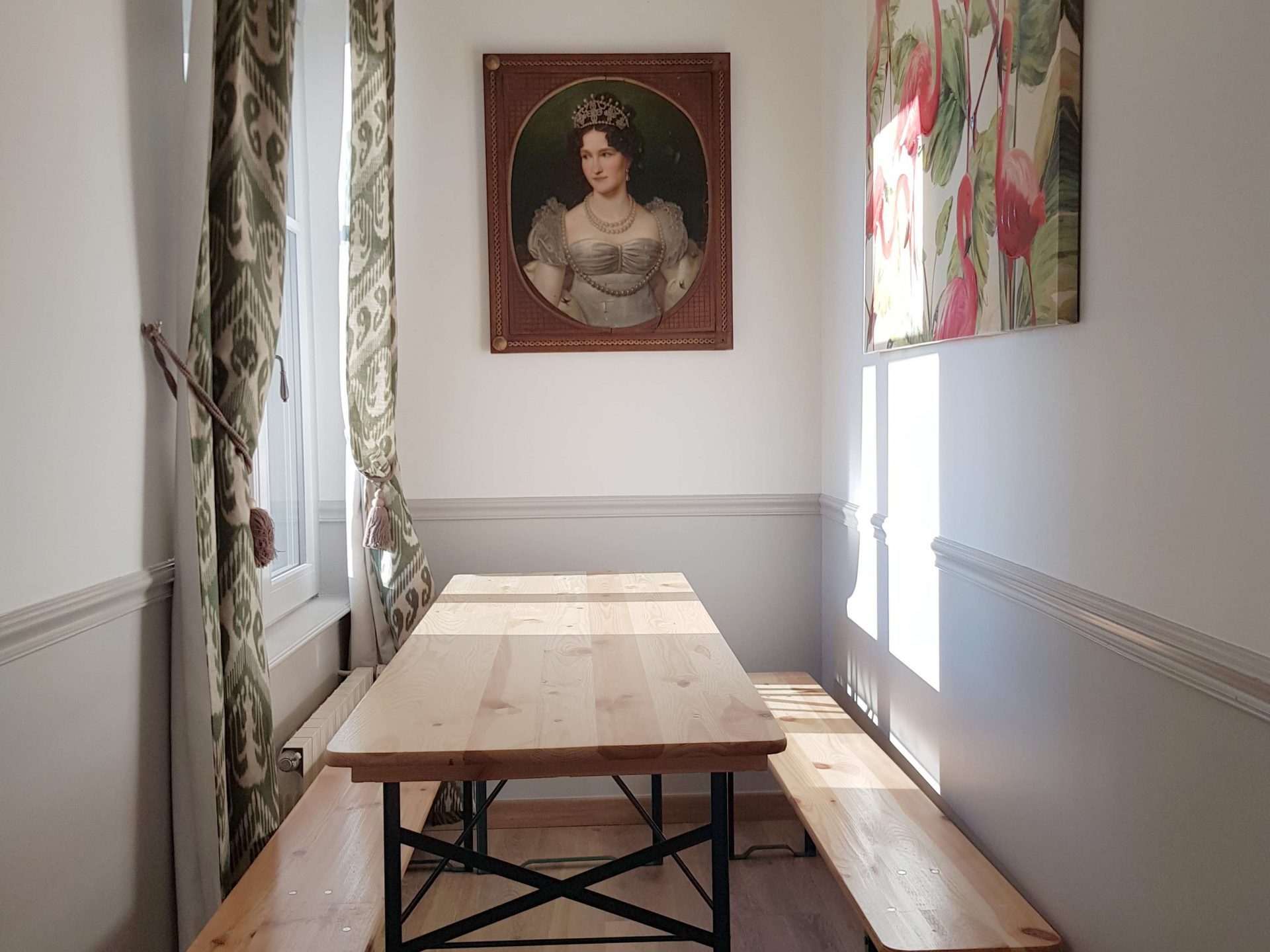 Salle à manger avec table et tableau dans l’appartement au château