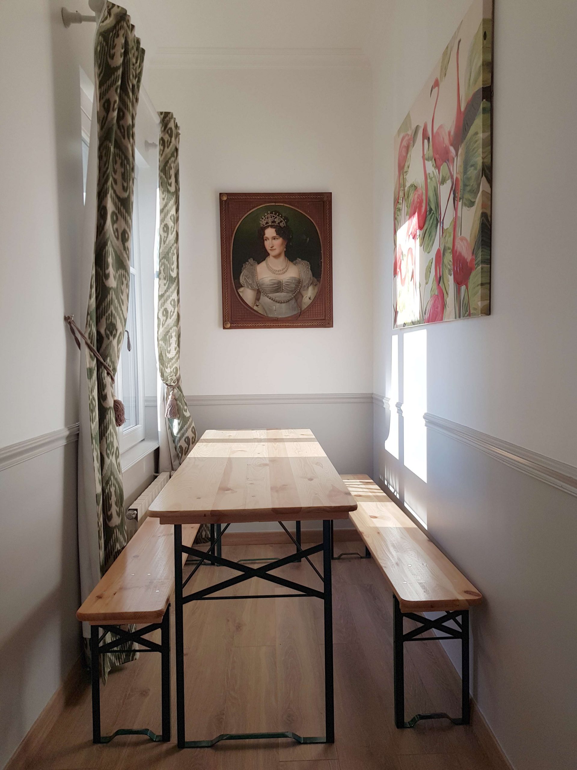 Salle à manger avec table et tableau dans l’appartement au château