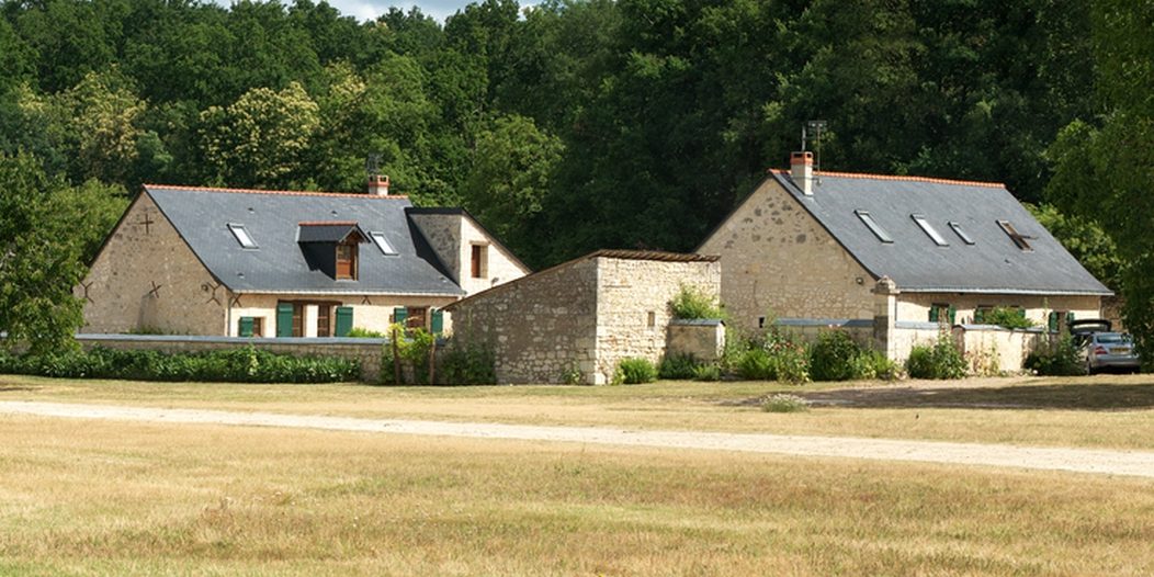 Vue exterieure cottage gite la brosse le pressoir dans le parc du chateau