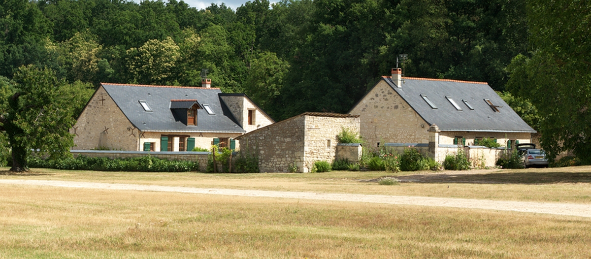 Vue exterieure cottage gite la brosse le pressoir dans le parc du chateau