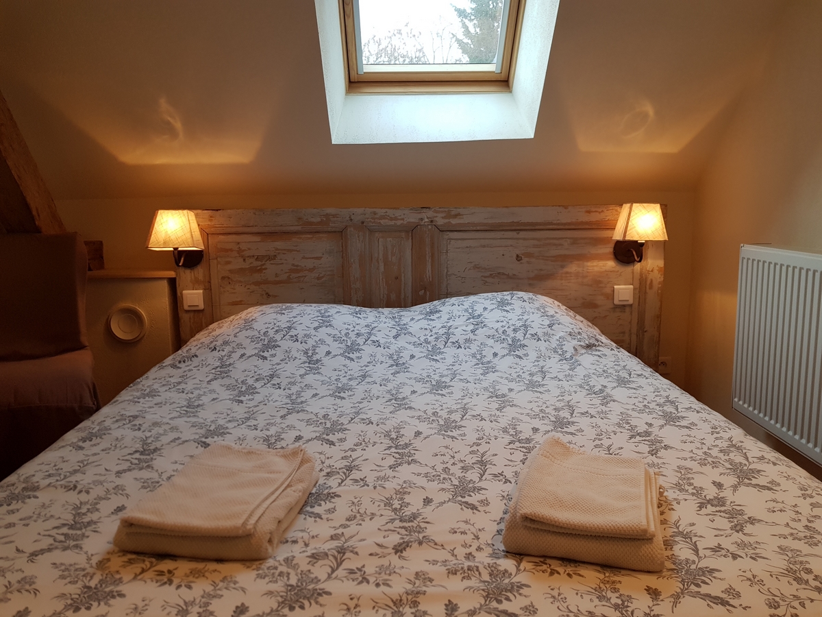 Chambre lit double gite cottage la boulangerie val de loire