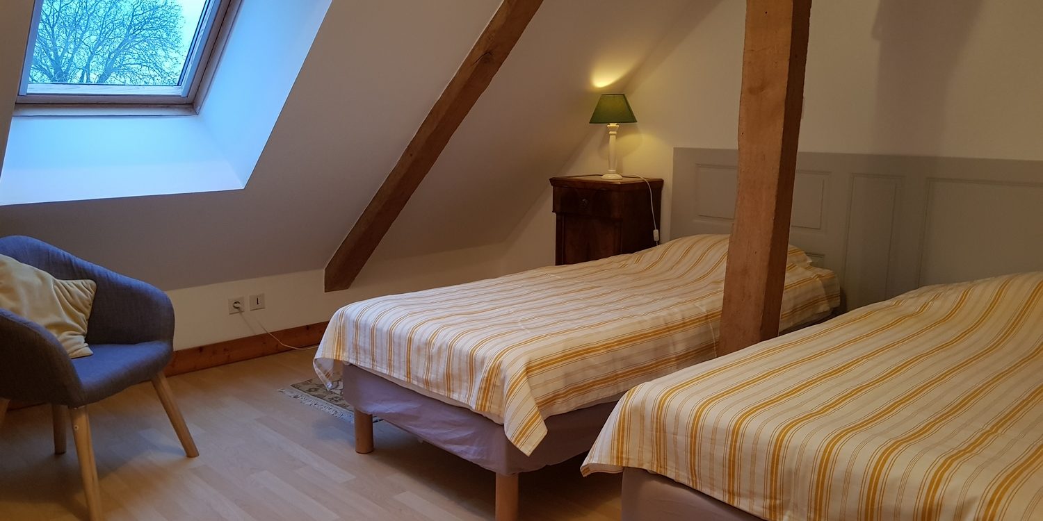 chambre lit simple cottage gite la brosse