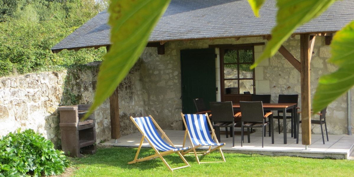 Gite avec piscine saumur la brosse chateau de salvert terrasse couverte