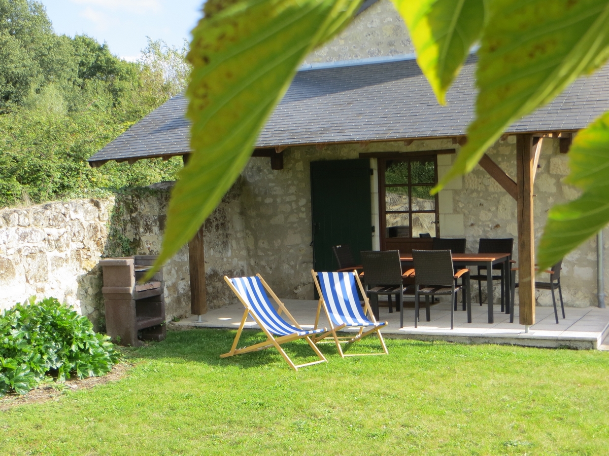 Gite avec piscine saumur la brosse chateau de salvert terrasse couverte