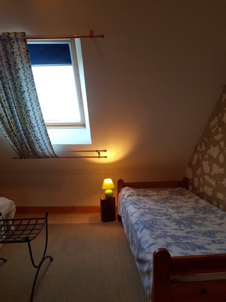 chambre lit simple cottage gite le pressoir saumur