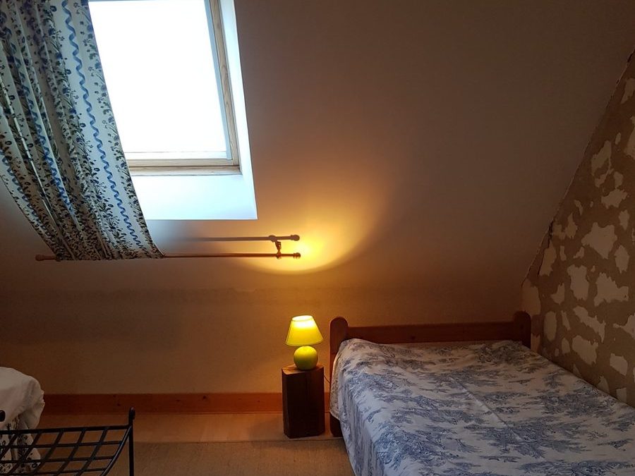 chambre lit simple cottage gite le pressoir saumur