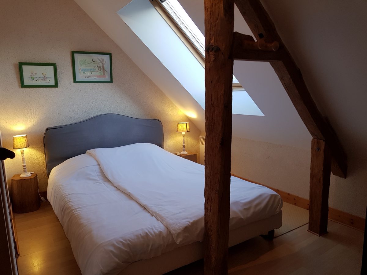 Chambre lit double poutres apparentes cottage gite le pressoir