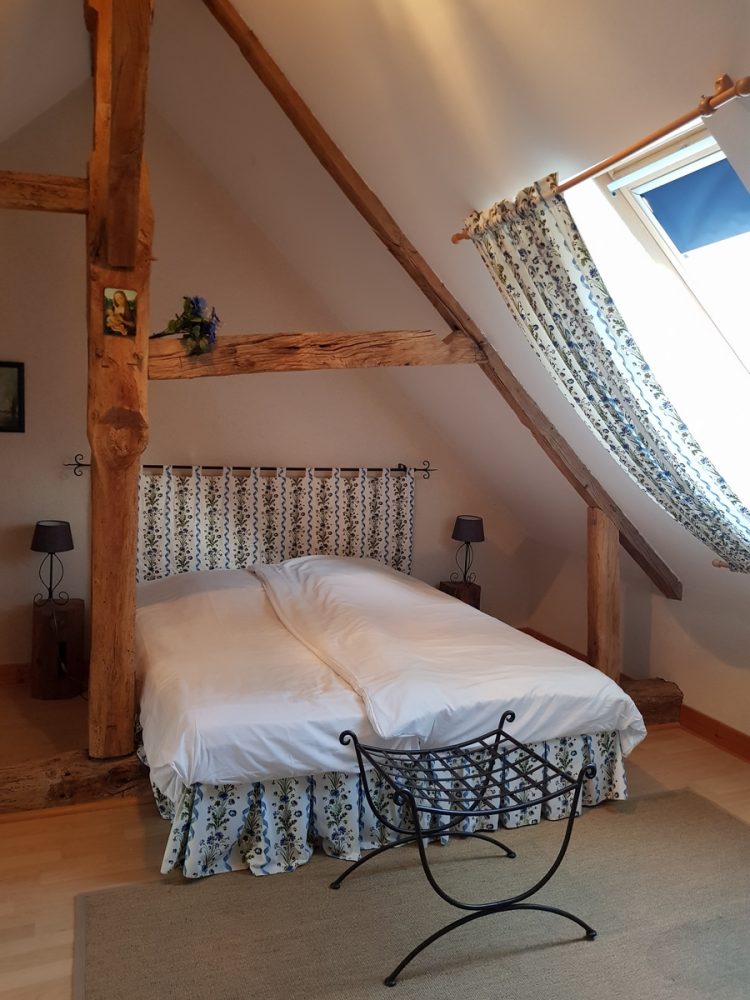 Chambre lit double cottage gite le pressoir dans le parc du chateau