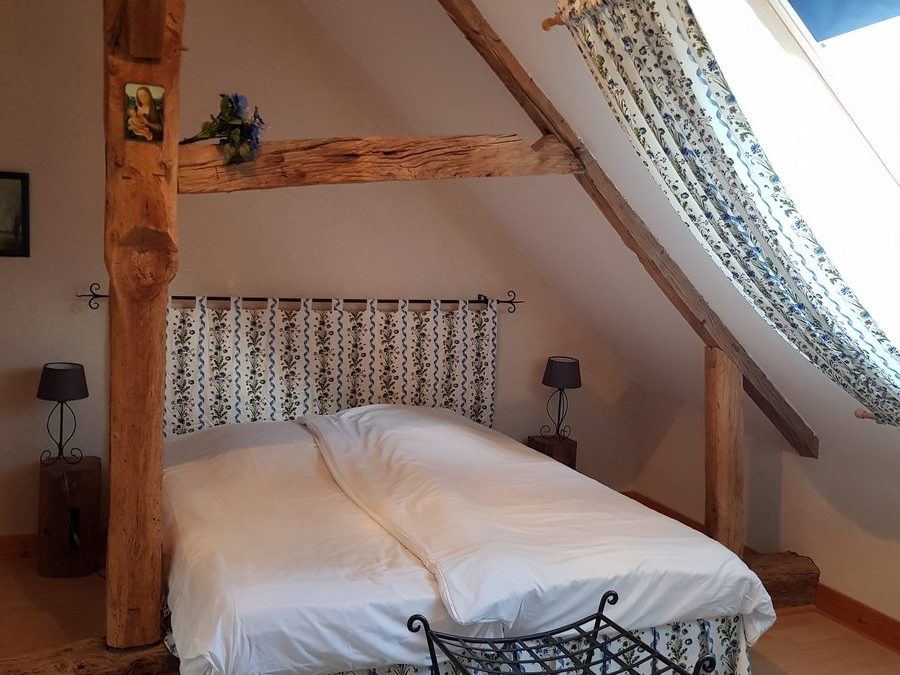Chambre lit double cottage gite le pressoir dans le parc du chateau