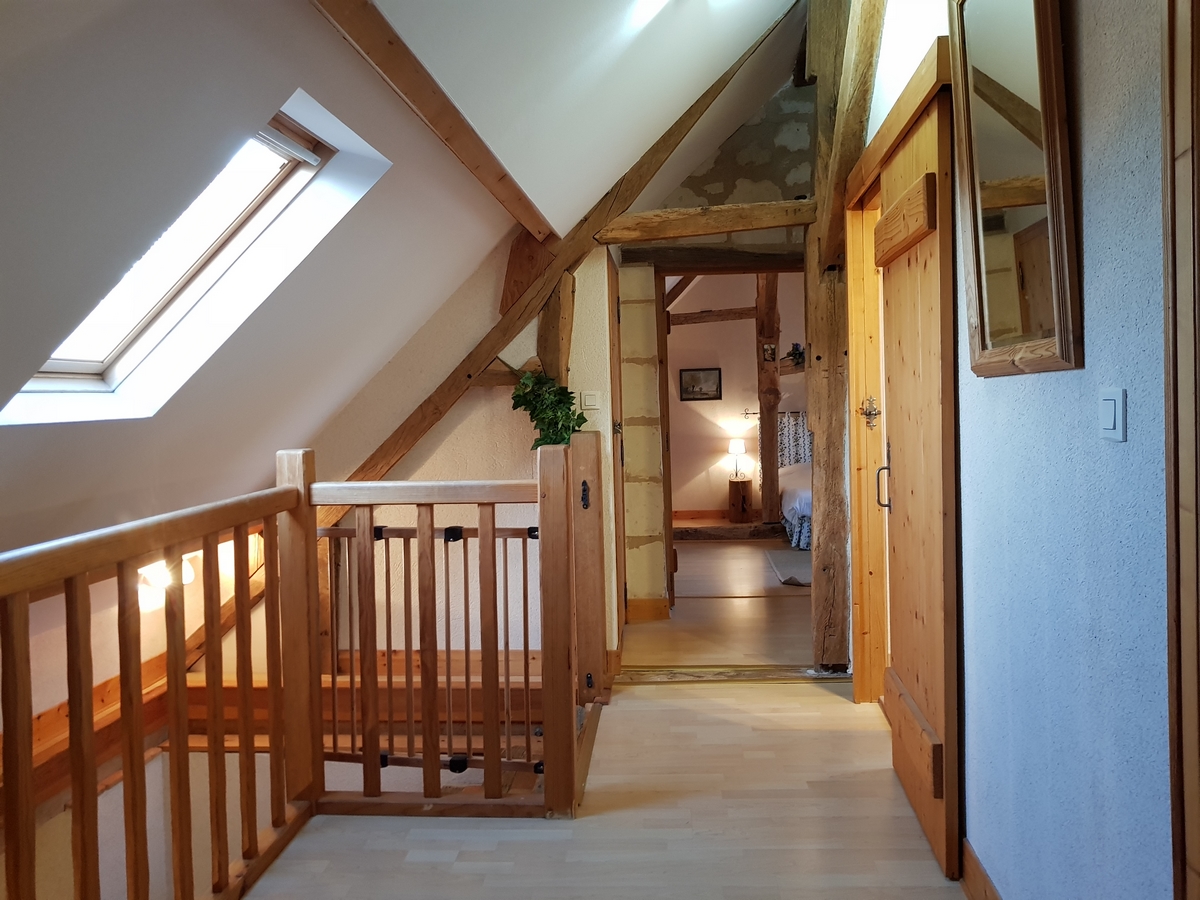 Couloir escalier accès chambre cottage gite le pressoir