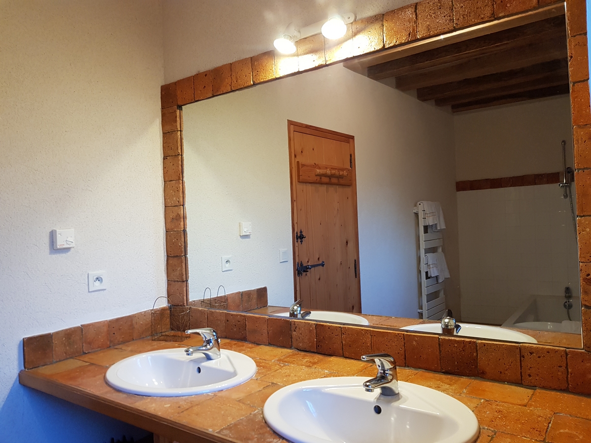 Salle de bain gite cootage le pressoir double vasque porte serviette