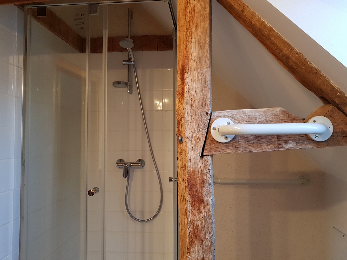 Salle de Douche gite cottage le pressoir barre sur poutre apparente de maintien