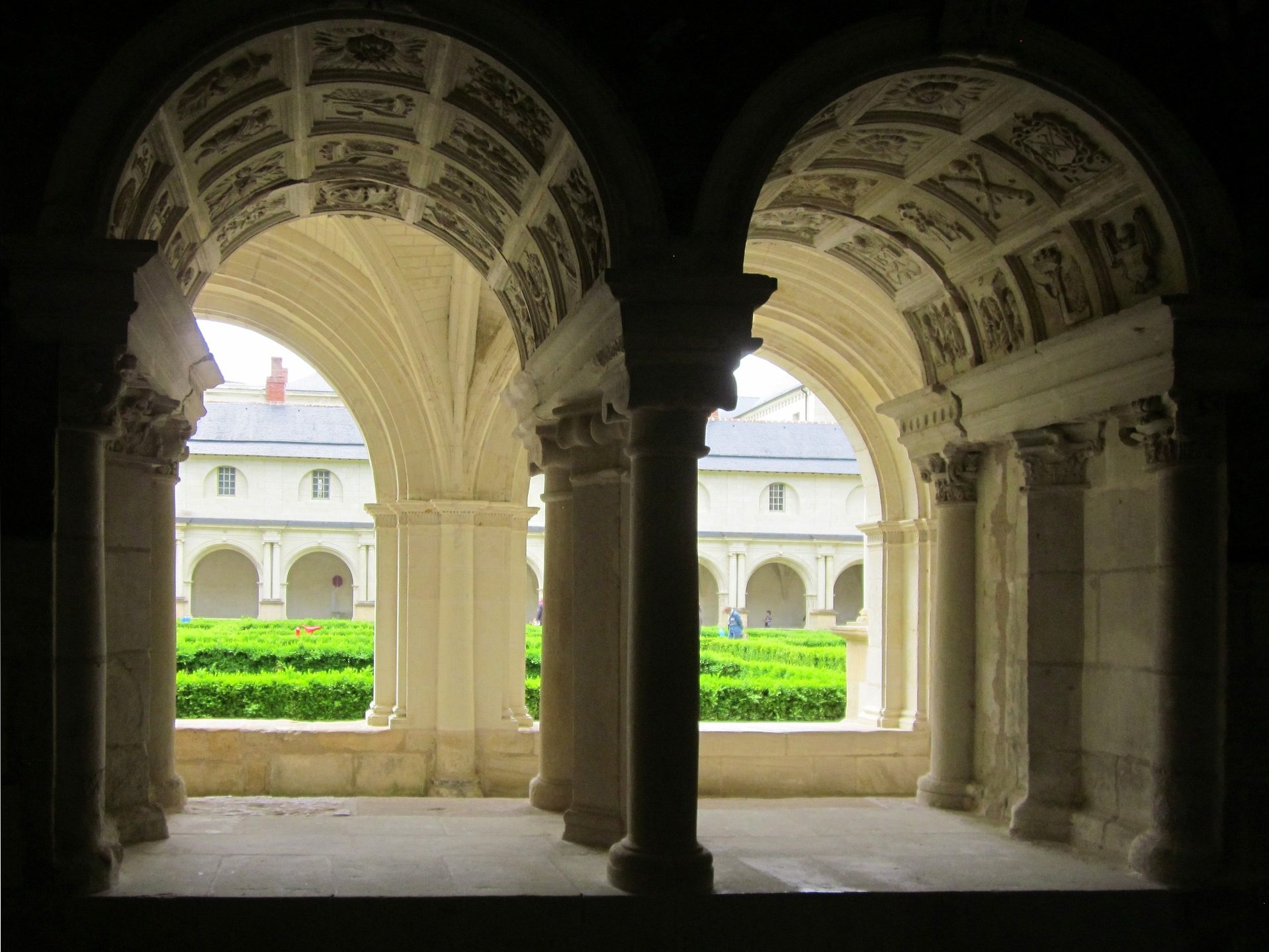 Cloitre jardin sculpture abbaye royal fontevraud tourisme