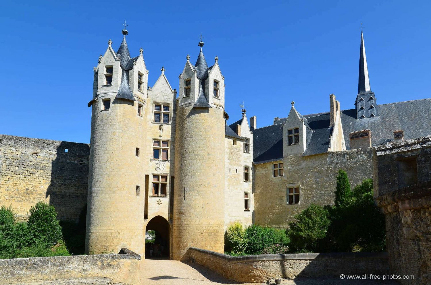 Châteaux sites touristiques Montreuil-Bellay pont levis entrée