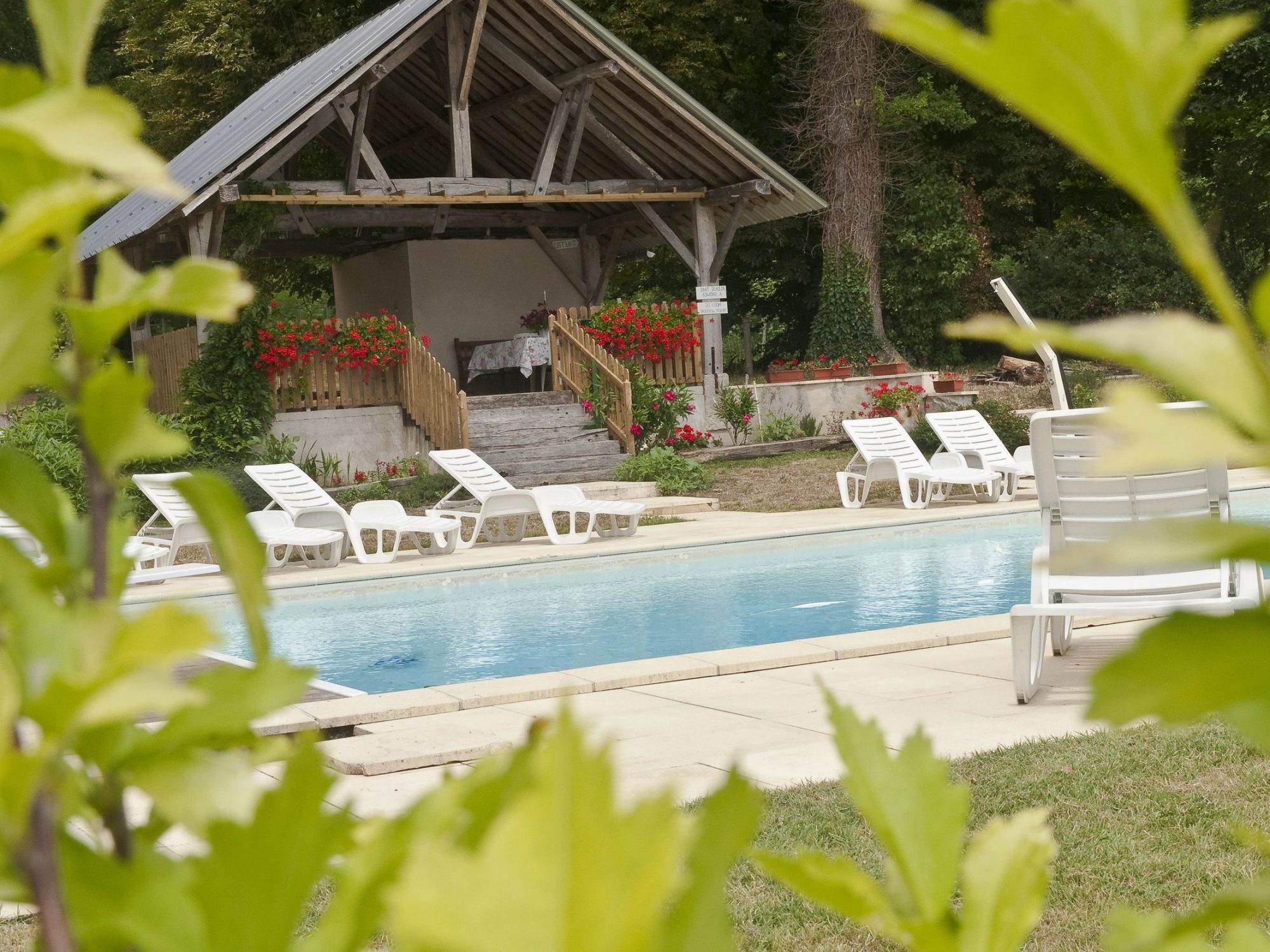 activité loisirs piscine plongeoir pool house chateau salvert gites appartement chambre d'hotes