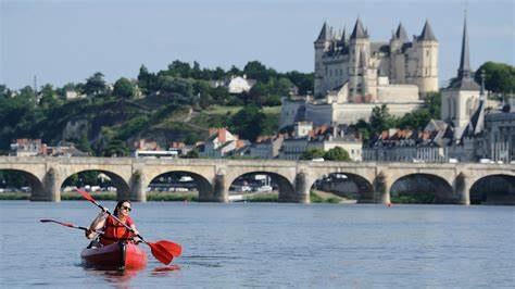 Canoës face au château de Saumur